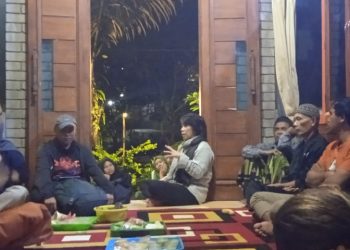 Istri almarhum Munir Said Thalib, Suciwati berkunjung ke Desa Wadas, Kecamatan Bener, Purowrejo, Jawa Tengah pada Sabtu (1/4/2023)